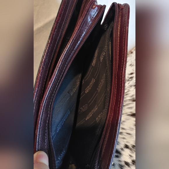 Ricardo Beverly Hills Women's Rich Black Cherry Leather Clutch - Picture 4 of 9